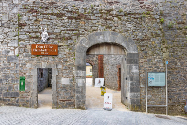 крепость в корке, ирландия - citytrip стоковые фото и изображения