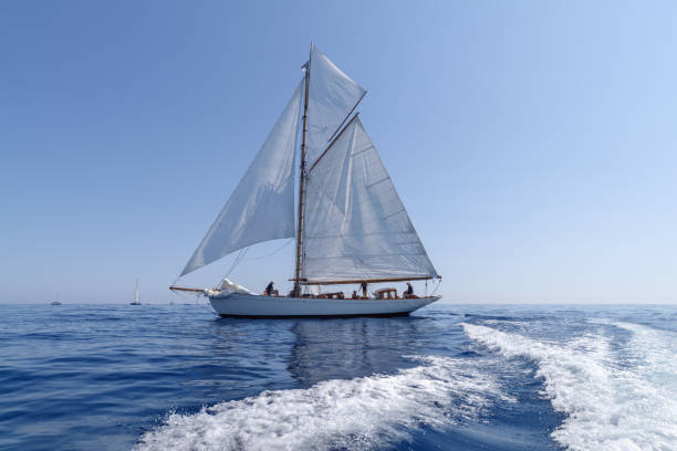 classic yacht - sailing light wind nautical vessel imagens e fotografias de stock