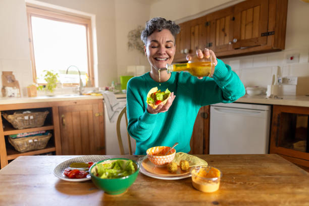 non vedo l'ora per il pranzo - salad green pouring dip foto e immagini stock