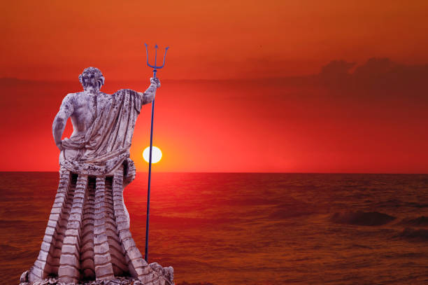海を背景にした強大な海の神ネプチューン(ポセイドン)の古代の像。 - roman god trident neptune sea ストックフォトと画像