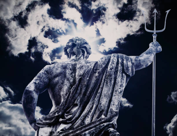 海と海の強大な神ネプチューン(ポセイドン)アンティーク像。 - roman god trident neptune sea ストックフォトと画像