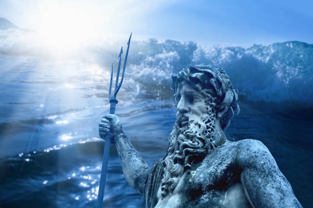 水と海と海の強大な神ネプチューン(ポセイドン、トリトン)。シンボルとしてのネプチューンのトライデント、強さ、力、そして抑制のなさ。古代の彫像の断片。 - roman god trident neptune sea ストックフォトと画像
