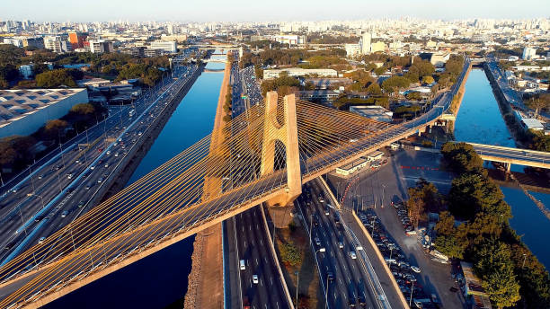 центр города: сан-паулу, бразилия. вид с воздуха на туристическую открытку - bridge crossing cloud built structure стоковые фото и изображения