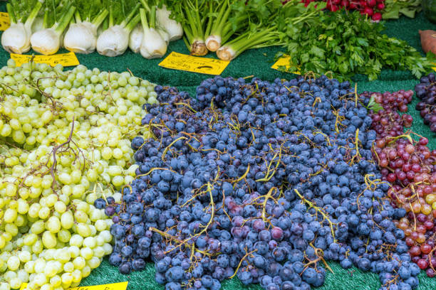 rote und weiße trauben mit etwas gemüse - grape red grape red farmers market stock-fotos und bilder