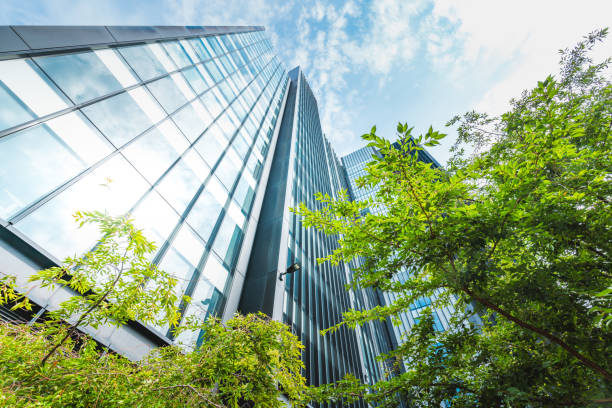 vista de baixo ângulo de edifícios modernos contra o céu em londres - built structure green business city - fotografias e filmes do acervo