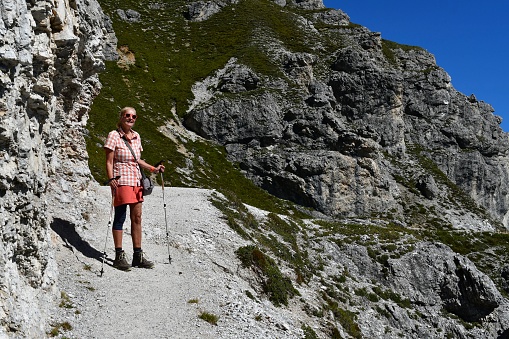 Frau wandert im Stubaital in Tirol