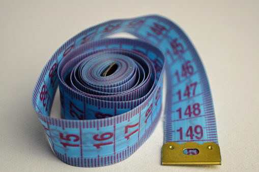 the tape measure lies on the table