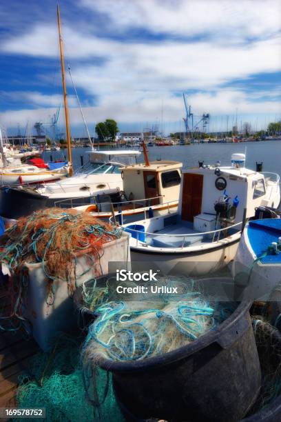 Foto de Uma Foto De Pequenos Barcos De Pesca Na Dinamarca e mais fotos de stock de Azul - Azul, Capitão, Colorido