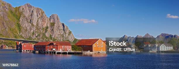 Ein Foto Von Harbor Häuser In Svovlvaer Lofoten Norwegen Stockfoto und mehr Bilder von Abenddämmerung