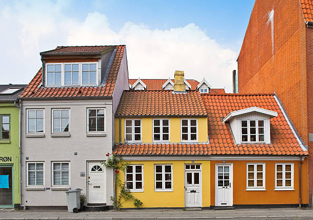旧デンマークには - scandinavian lake cottage house ストックフォトと画像
