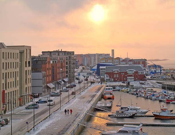 ein foto des midtday sonne in bodo im winter - sailboat sunset nautical vessel sun stock-fotos und bilder