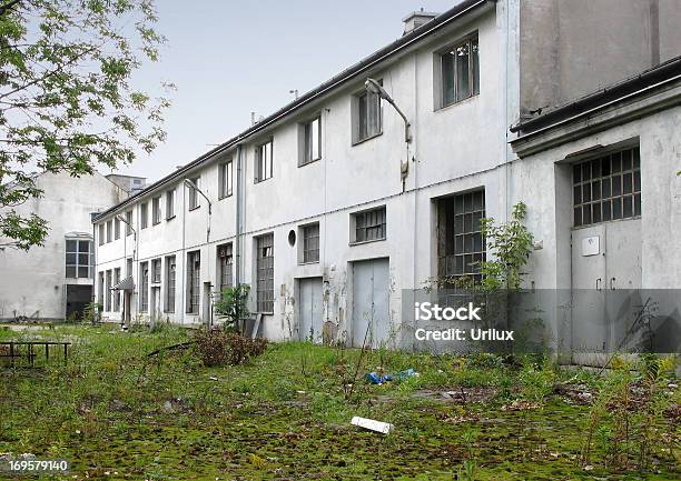 Old Casas En Polonia En Mala Condición Foto de stock y más banco de imágenes de Aire libre - Aire libre, Arquitectura, Barrio bajo