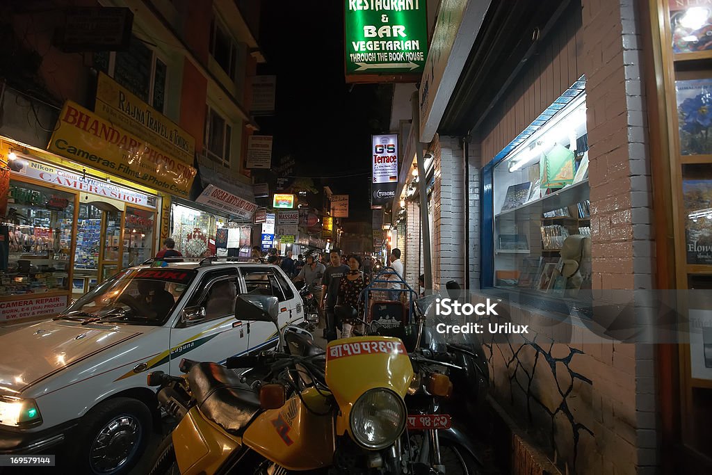Изображения для редакционного использования: Поздний вечер Улица жизни в Катманду, Непал - Стоковые фото Азия роялти-фри