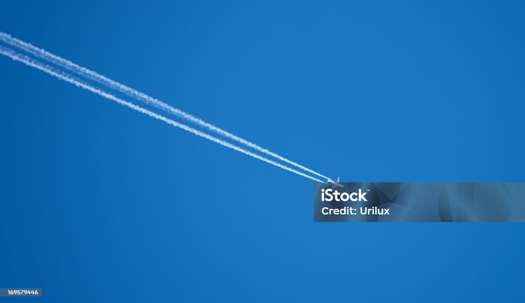 Una foto di un aeroplano in alto nel cielo - Foto stock royalty-free di Aereo di linea