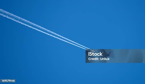 Uma Foto De Um Avião Alto No Céu - Fotografias de stock e mais imagens de Avião - Avião, Avião Comercial, Voar