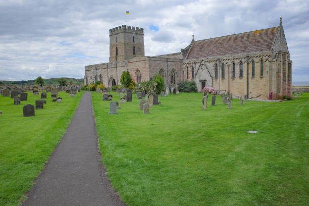 église st aidan à bamburgh, northumberland - grace darling photos et images de collection