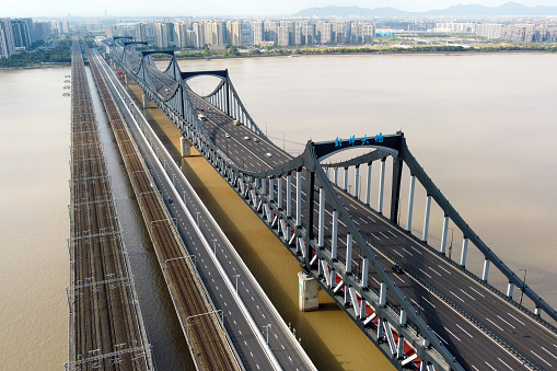 The new Pengbu Bridge (新彭埠大桥), also known as Qianjiang number 2 Bridge, connects Shangcheng (上城区) and Xiaoshan (萧山区) districts and is spanning over River Qiantang (钱塘江) in Hangzhou (杭州市). The New Qianjiang Railway Bridge (钱江铁路新桥) is right next to the new Pengbu Bridge. The old Pengbu Bridge (彭埠大桥) is now crammed in between the new Pengbu Bridge and the new Qianjiang Railway Bridge.