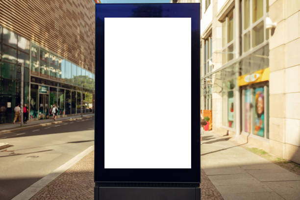 Out-of-home ad spaces. Electronic display with white background. Blank billboard on city street at the day. Outdoor advertising photography. Empty lightbox screen for copy space design or text. valla publicitaria en blanco en la calle de la ciudad en el día. fotografía de publicidad exterior. pantalla de caja de luz vacía para copiar el diseño del espacio o el texto. espacios publicitarios fuera del hogar. pantalla electrónica con fondo borr