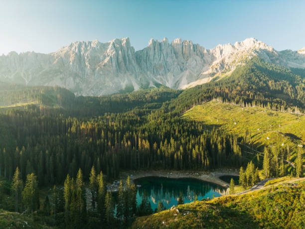 vista aérea del lago di braies en verano - belluno veneto european alps lake fotografías e imágenes de stock