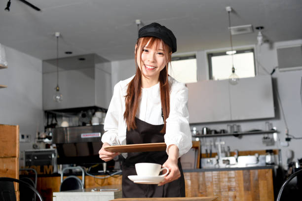 レストランで働くアジア人の若い女性店員