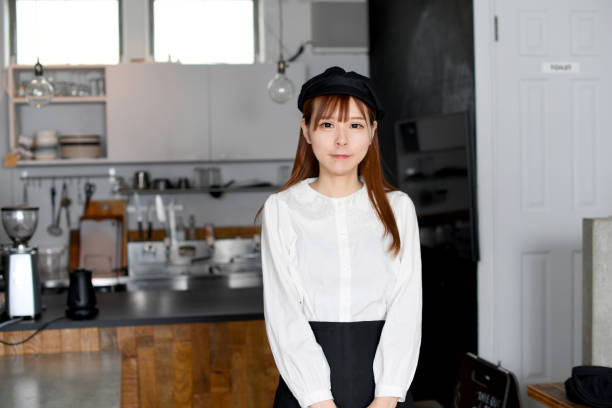 asian young female clerk working at a restaurant - soda jerk imagens e fotografias de stock
