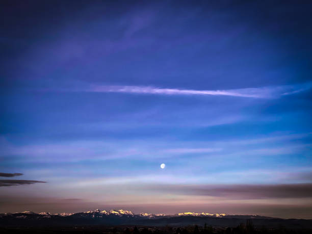 la luna tramonta su bozeman - sunrise landscape bozeman montana foto e immagini stock