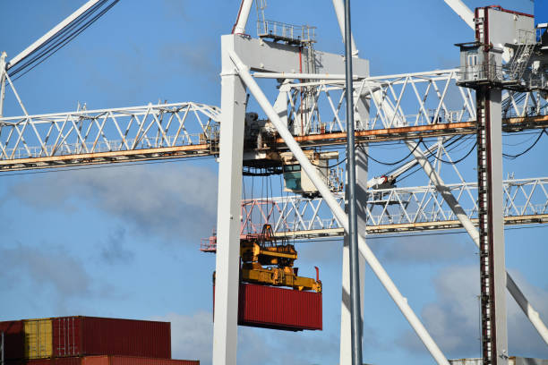 navio porta-contêineres sendo descarregado - containerisation - fotografias e filmes do acervo