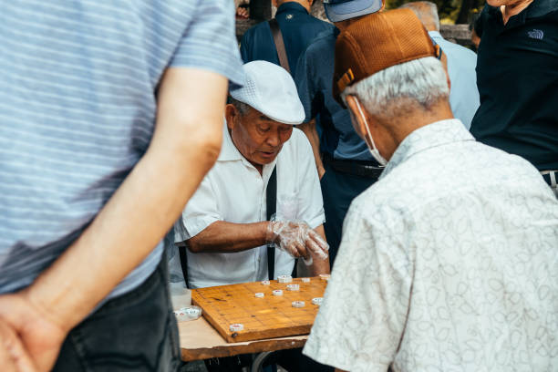hommes retraités jouant aux échecs coréens de janggi - chinese chess leisure games chinese culture traditional culture photos et images de collection