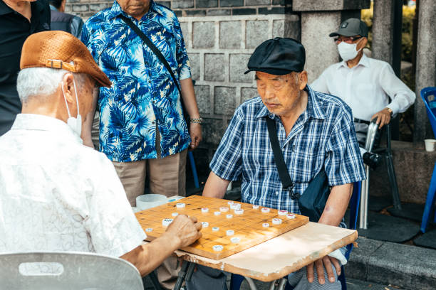 hommes retraités jouant aux échecs coréens de janggi - chinese chess leisure games chinese culture traditional culture photos et images de collection