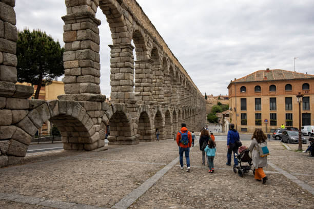 roman aqueduct, segovia, spanien - spain flag built structure cloud stock-fotos und bilder