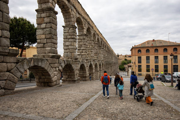 roman aqueduct, segovia, spain - spain flag built structure cloud imagens e fotografias de stock