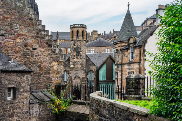 средневековое кладбище грейфрайерс, расположенное в центре эдинбурга рядом с историческими зданиями, шотландия. - greyfriars church стоковые фото и изображения