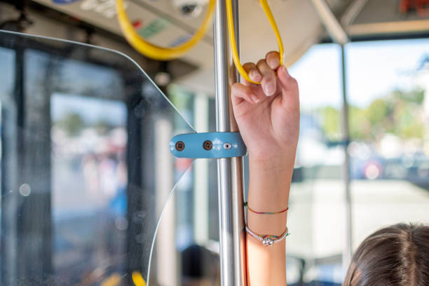 dziewczyna trzymająca klamkę autobusu - tram service zdjęcia i obrazy z banku zdjęć