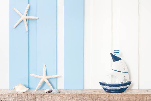 夏の海の装飾背景 – 青白い壁に木の棚にヨット、ヒトデ、貝殻の正面図。