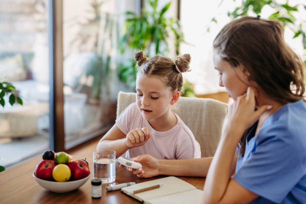 食事の前に指先血糖値計を使って女の子の血糖値をチェックする母親。 - hypoglycemia diabetes child hyperglycemia ストックフォトと画像