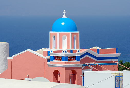 Grieks gebouw oranje blauw op Santorini