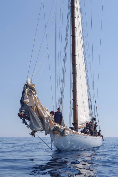 classic yacht regatta - sailing light wind nautical vessel imagens e fotografias de stock