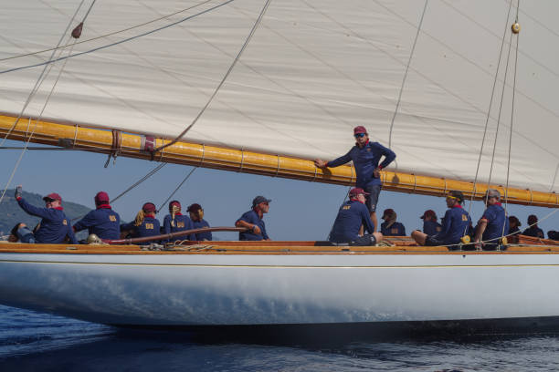 classic yacht regatta - sailing light wind nautical vessel imagens e fotografias de stock