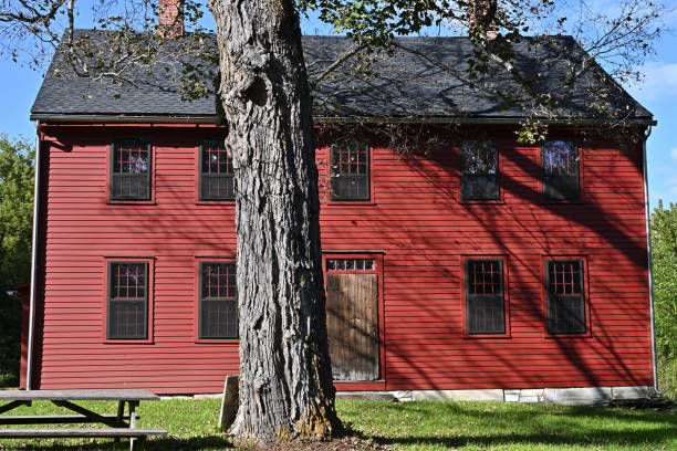 コネチカット州の復元されたアンティークハウス - colonial style house residential structure siding ストックフォトと画像