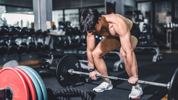 gym fitness haltérophilie soulevé de terre homme asiatique musculation dynamophilie club de sport en salle. culturiste faisant de l’entraînement de musculation d’haltères avec barre lourde. - barre dhaltères photos et images de collection