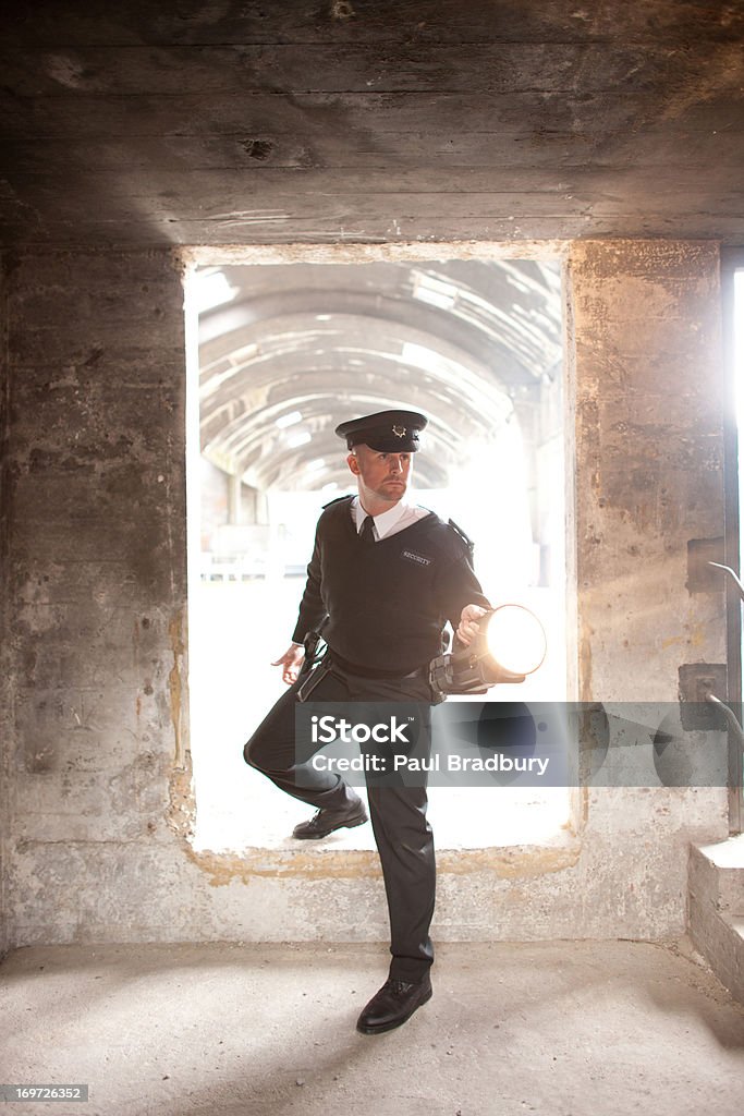 Garde de sécurité avec lampe de poche en cas de bunker - Photo de Agent de sécurité libre de droits