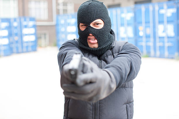 homem na máscara de esqui segurando arma - aggression control clothing image type imagens e fotografias de stock