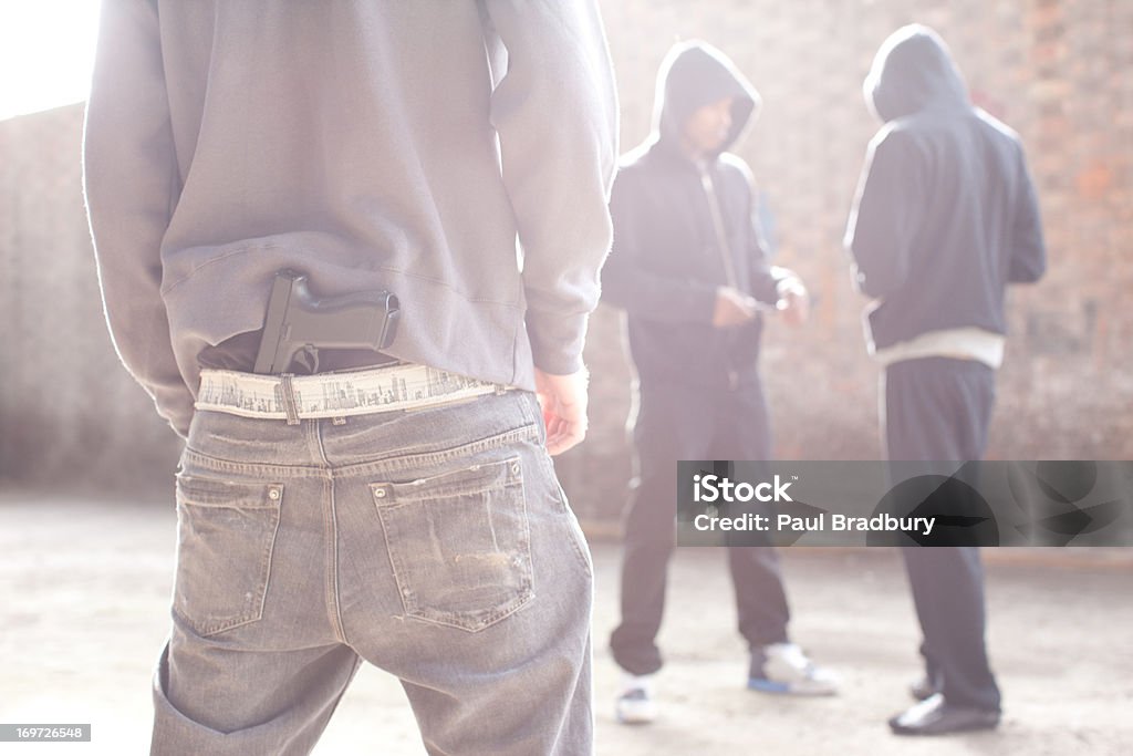 Hombre con pistola estamos privando de traficantes de drogas - Foto de stock de Buscapleitos libre de derechos