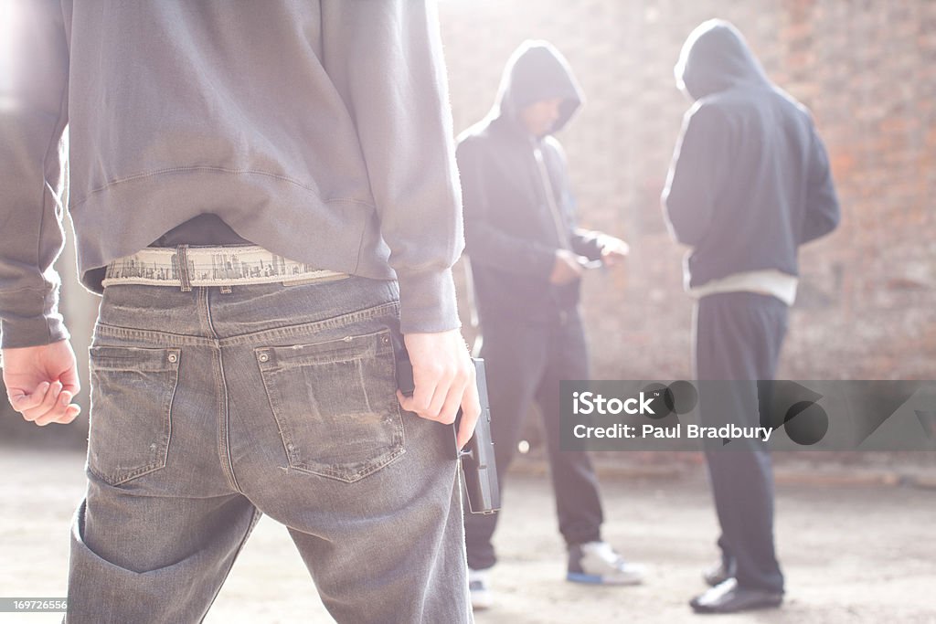 Hombre con pistola viene traficantes de drogas - Foto de stock de 20-24 años libre de derechos