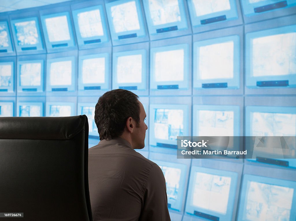 Biznesmen z ekranu komputera w tle - Zbiór zdjęć royalty-free (30-34 lata)