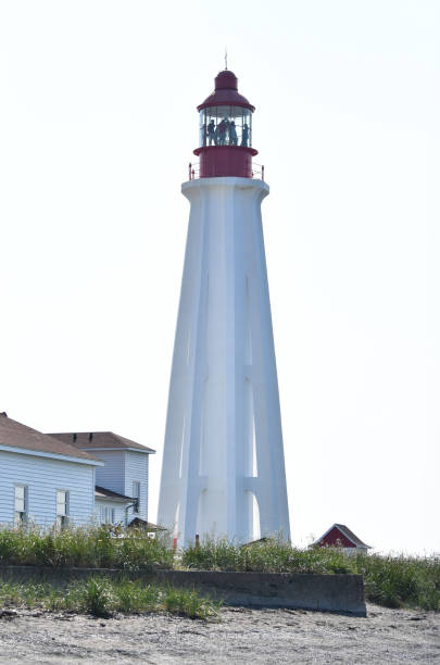 narodowe miejsce historyczne latarni morskiej pointe-au-père w rimouski, quebec, kanada - lighthouse local landmark blue canada zdjęcia i obrazy z banku zdjęć