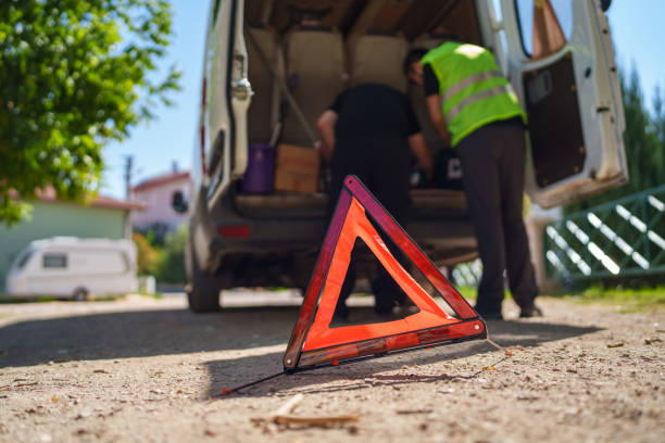 triangle d’avertissement derrière la camionnette - reflector danger warning triangle vehicle breakdown photos et images de collection