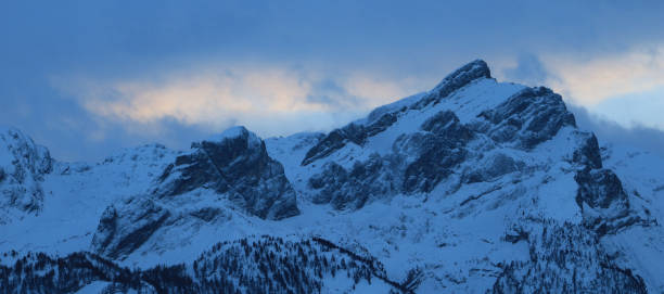 schluchhore e altre montagne viste da gsteig bei gstaad. - bernese oberland gstaad winter snow foto e immagini stock