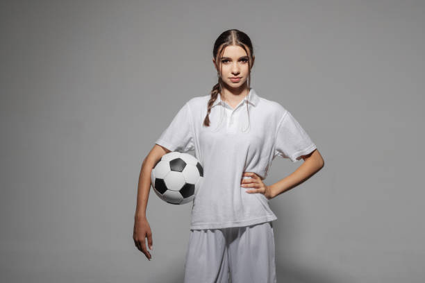 девушка-футболист в белой форме на пустом белом фоне, женский футбол - national league стоковые фото и изображения