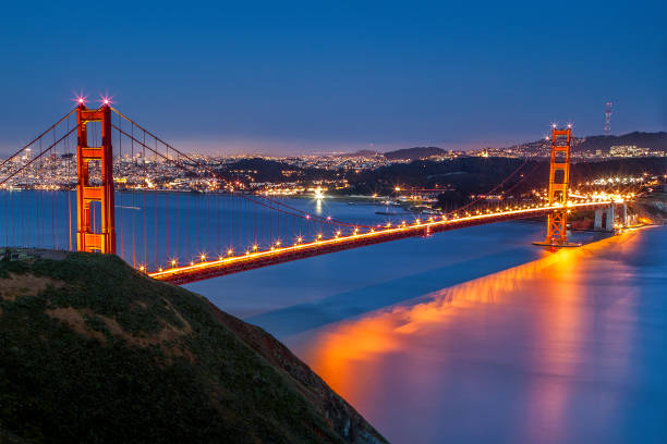 puente golden gate al atardecer - golden gate bridge night bridge san francisco bay fotografías e imágenes de stock